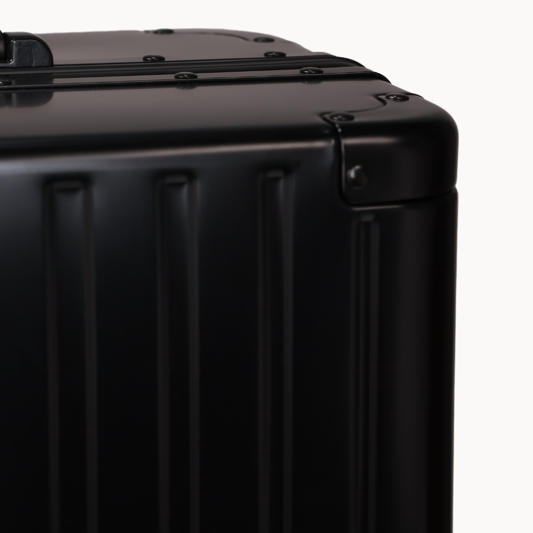 CHAVELLE luxury aluminium suitcase black close-up of reinforced corners