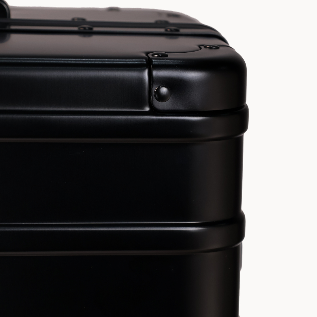 CHAVELLE luxury aluminium suitcase black close-up of reinforced corners
