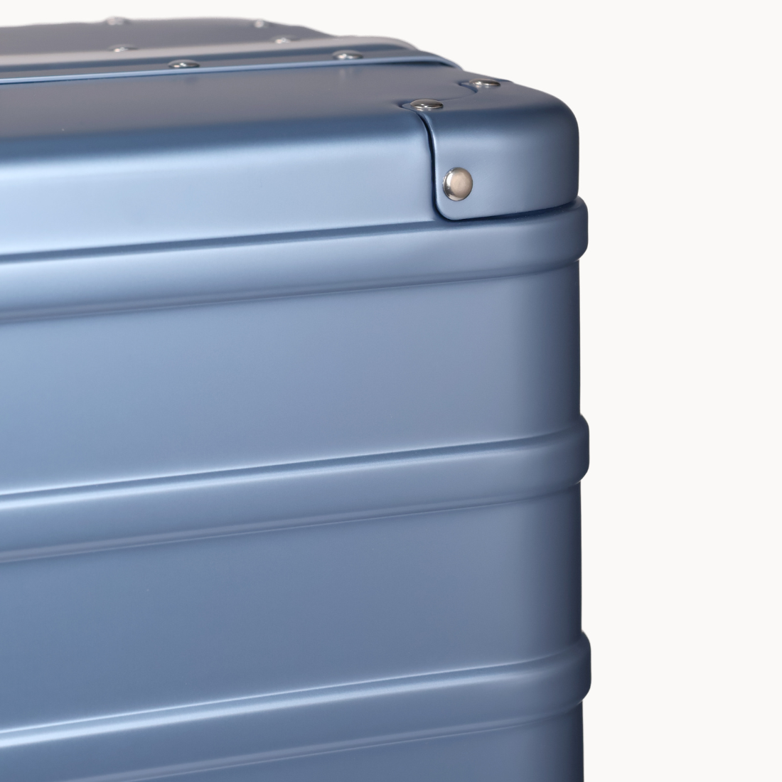 CHAVELLE luxury aluminium suitcase ice blue close-up of reinforced corners