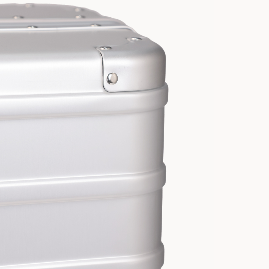 CHAVELLE luxury aluminium suitcase silver close-up of reinforced corners