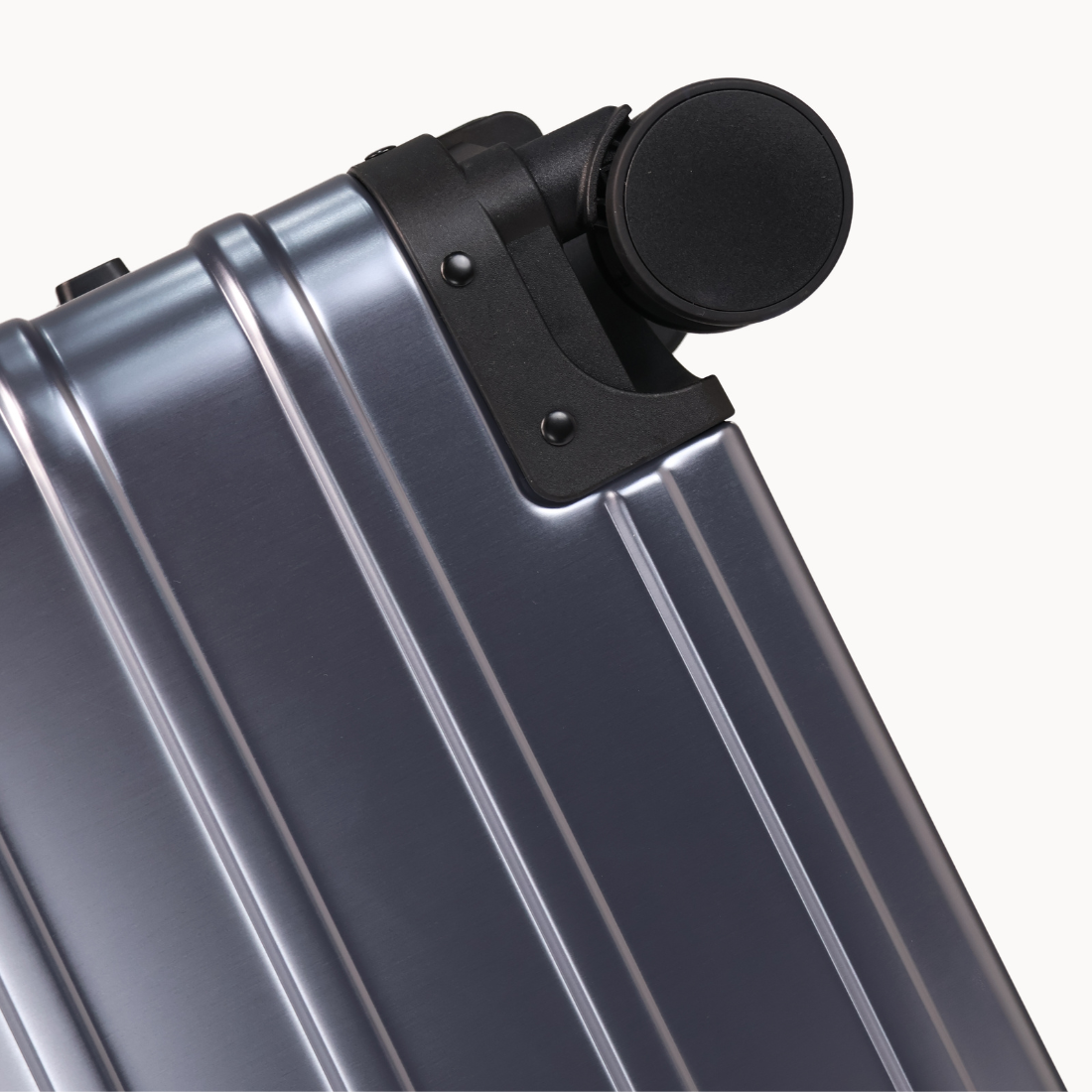 360° Spinner wheels of CHAVELLE luxury aluminium suitcase gun metal for smooth travel