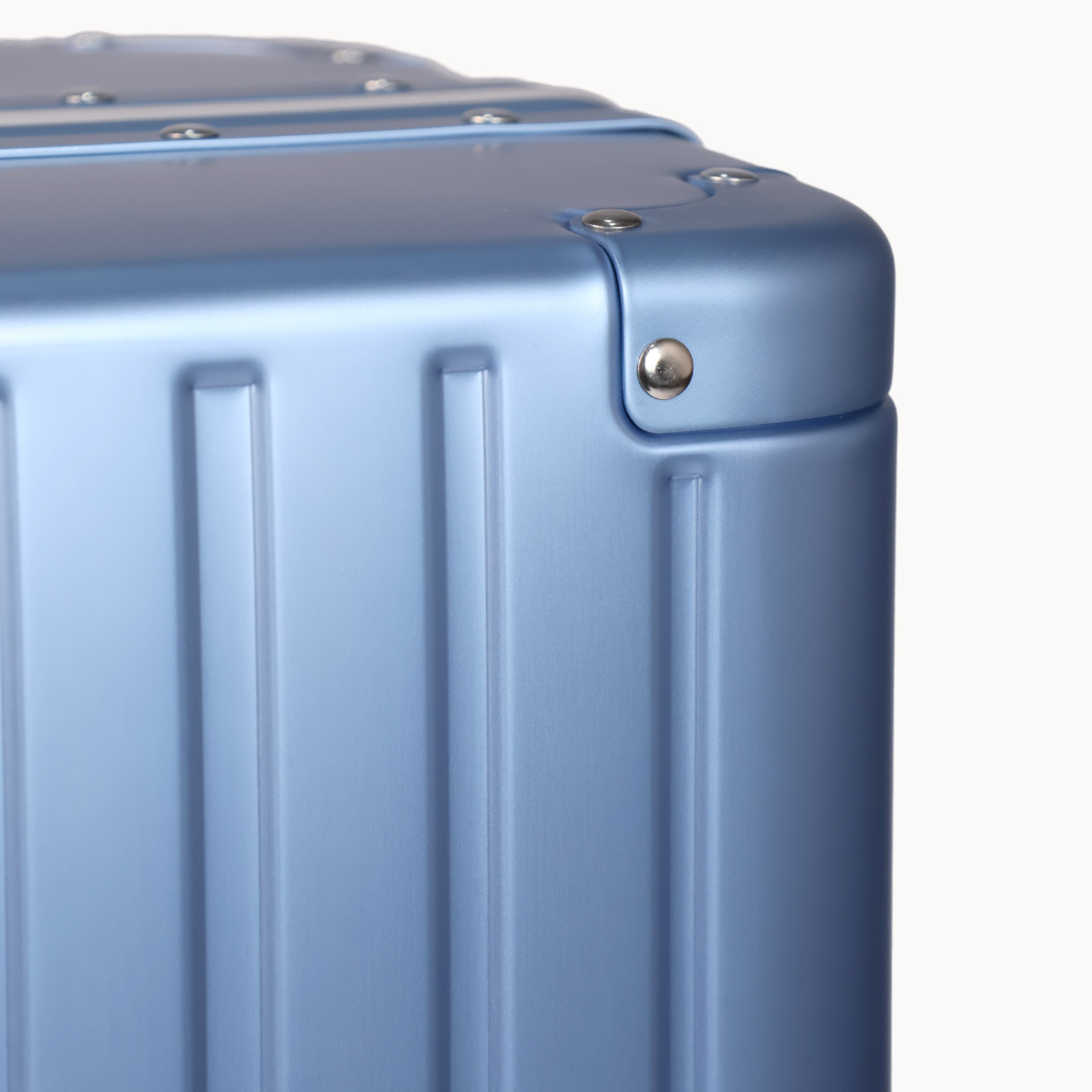 CHAVELLE luxury aluminium suitcase blue close-up of reinforced corners