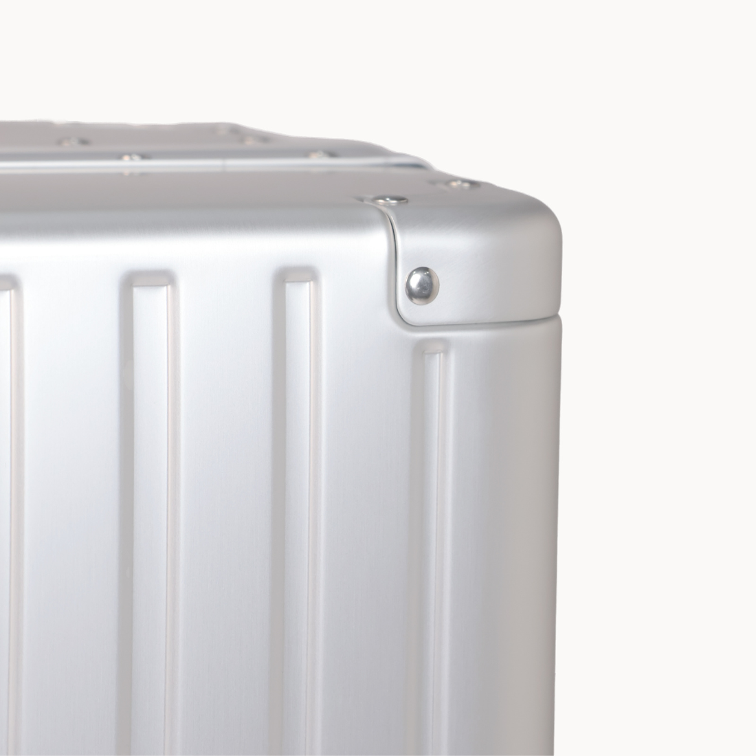 CHAVELLE luxury aluminium suitcase silver close-up of reinforced corners
