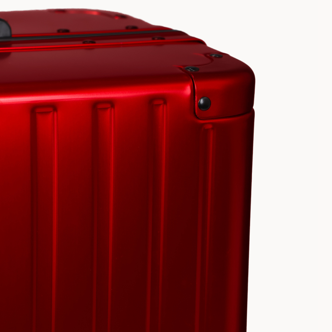 CHAVELLE luxury aluminium suitcase cherry red close-up of reinforced corners