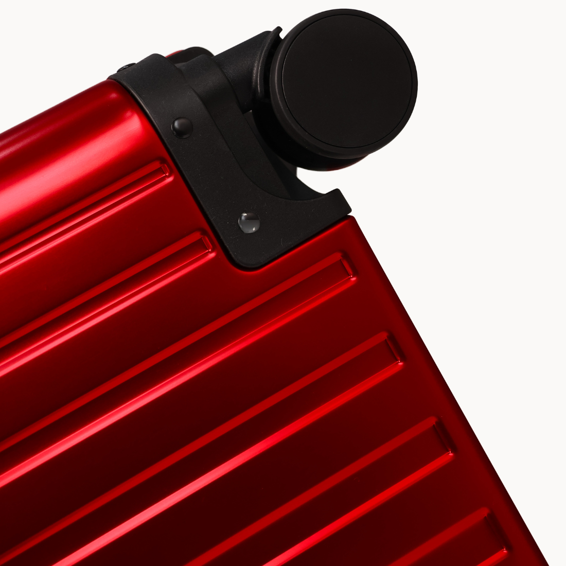 360° Spinner wheels of CHAVELLE  luxury aluminium suitcase cherry red for smooth travel