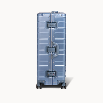 CHAVELLE aluminium suitcase ice blue close-up of TSA-approved lock and side handle
