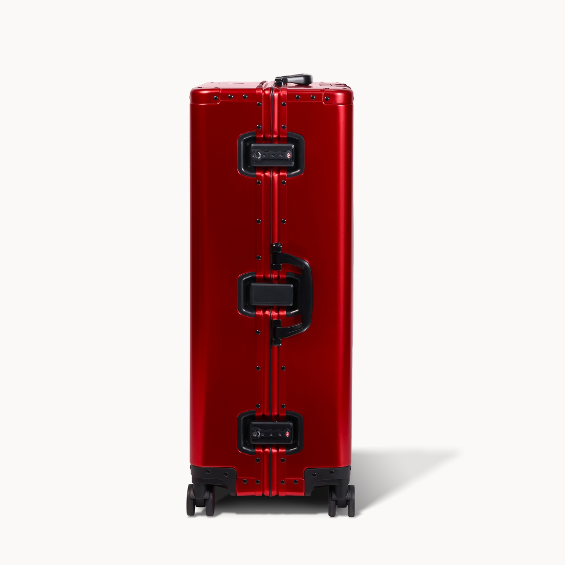 CHAVELLE aluminium suitcase cherry red close-up of TSA-approved lock and side handle
