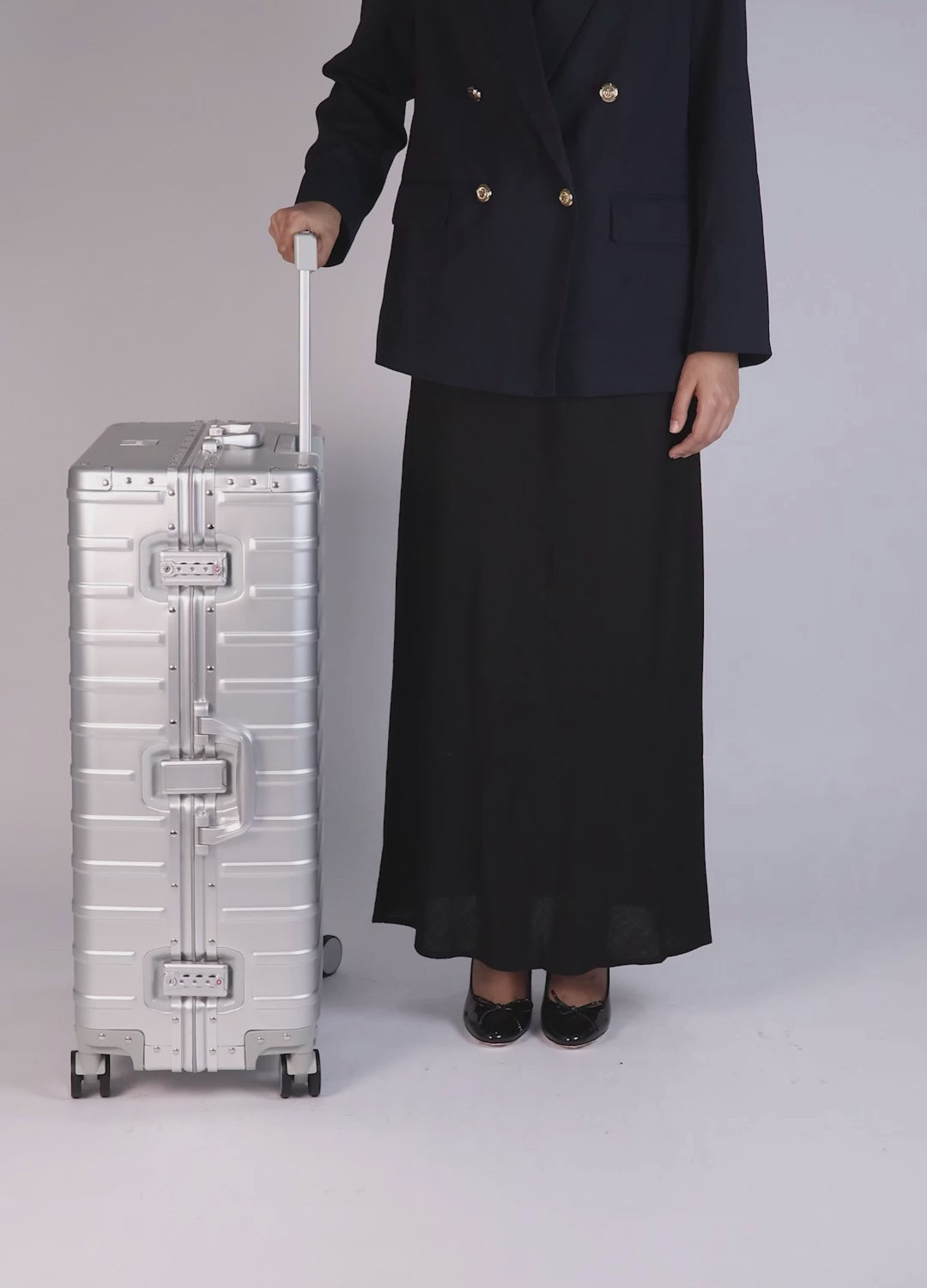 Video of CHAVELLE luxury aluminium suitcase size explained with model for real-life dimensions