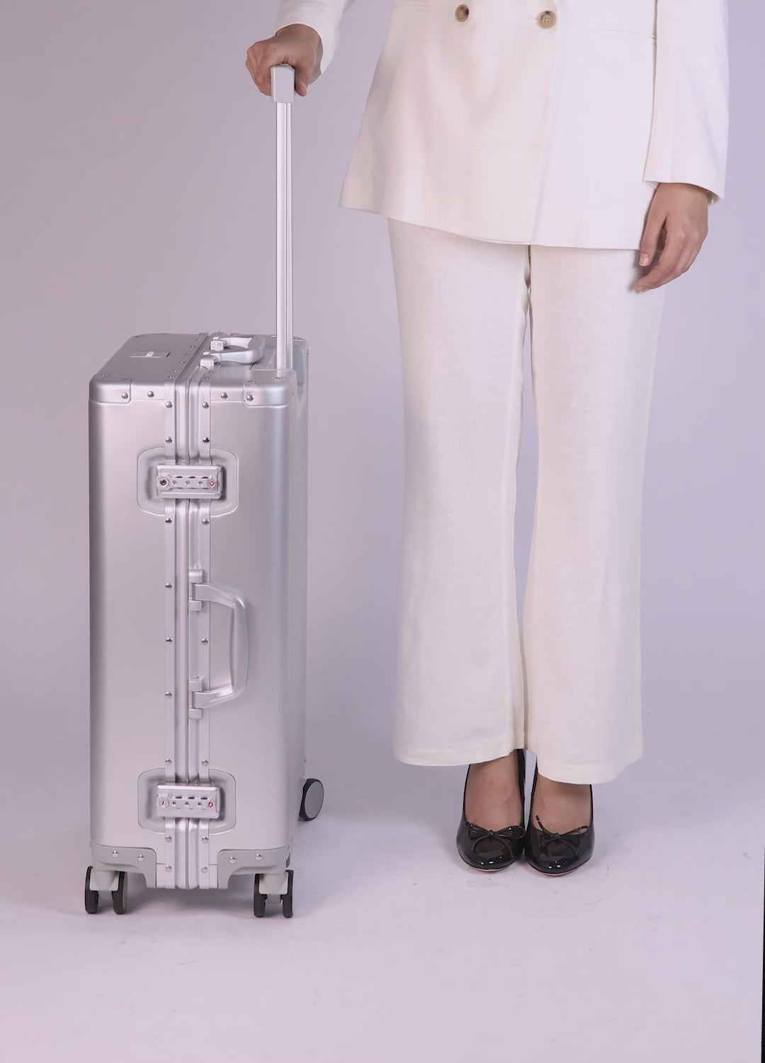 Video of CHAVELLE luxury aluminium suitcase size explained with model for real-life dimensions