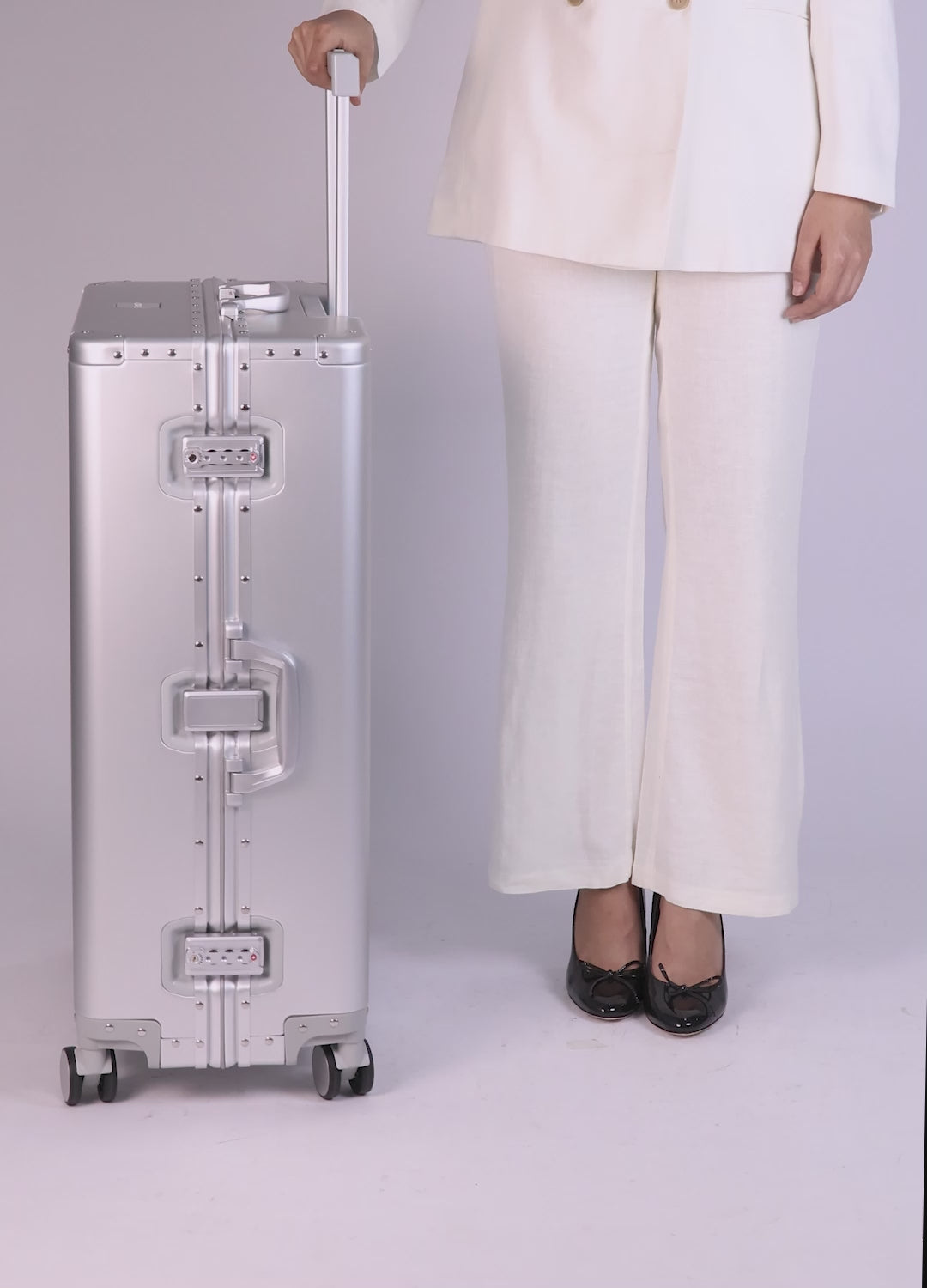 Video of CHAVELLE luxury aluminium suitcase size explained with model for real-life dimensions
