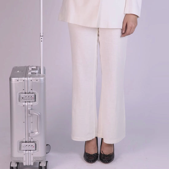 Video of CHAVELLE luxury aluminium suitcase size explained with model for real-life dimensions