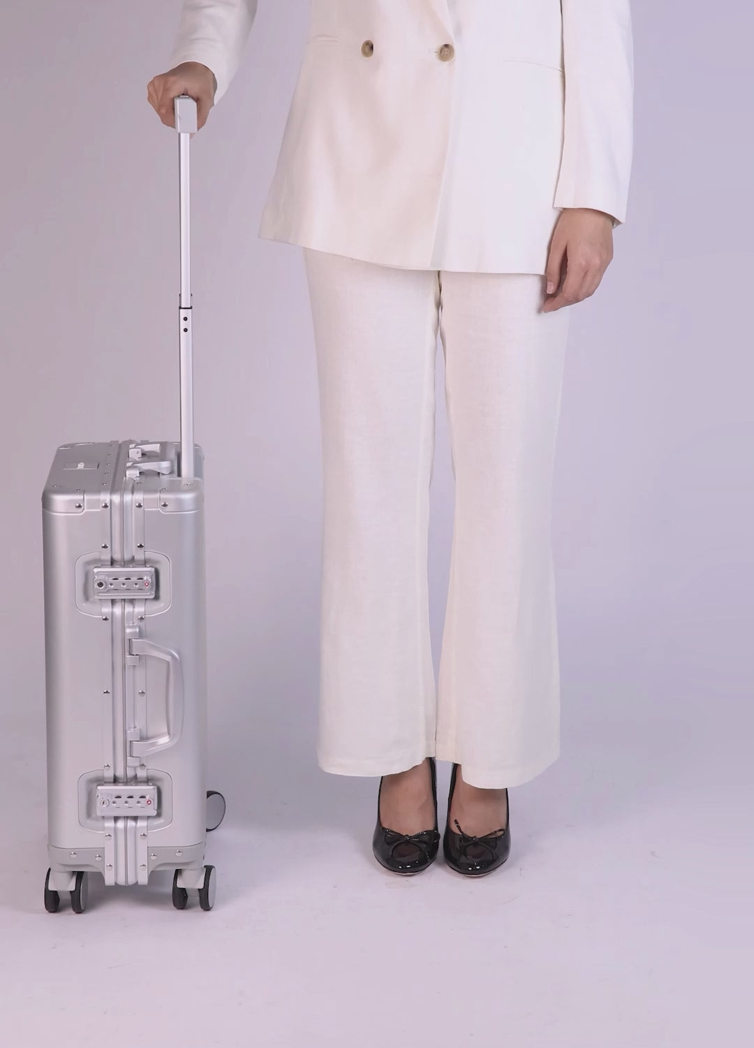 Video of CHAVELLE luxury aluminium suitcase size explained with model for real-life dimensions