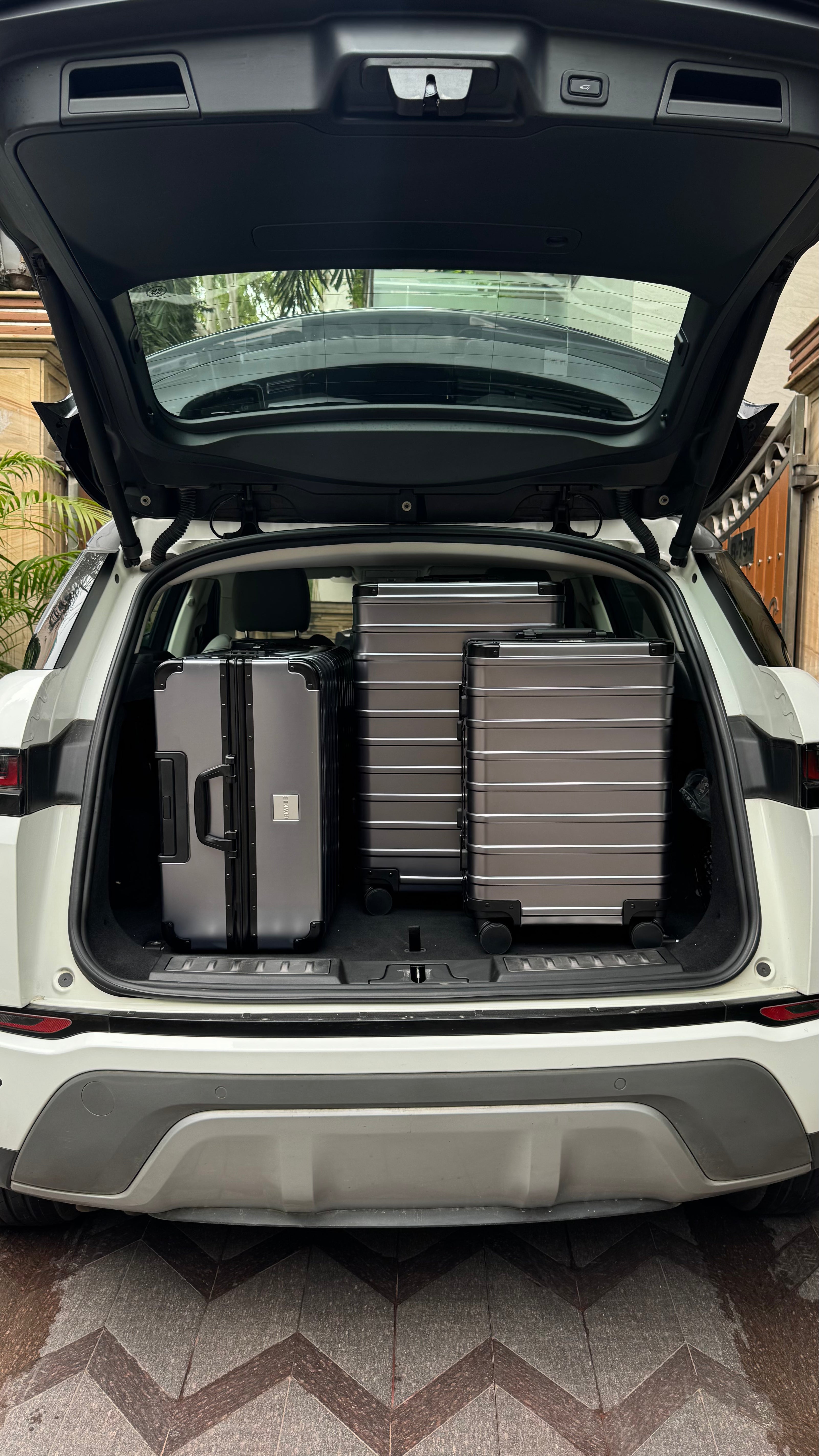 Satisfied CHAVELLE customer review featuring set of 3 CHAVELLE Classic Series Gun Metal luxury travel suitcase